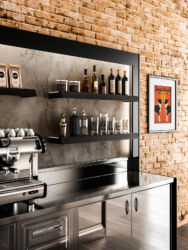Dettaglio arredo bar modello Slack