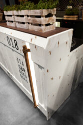 Dettaglio arredo bar modello Container